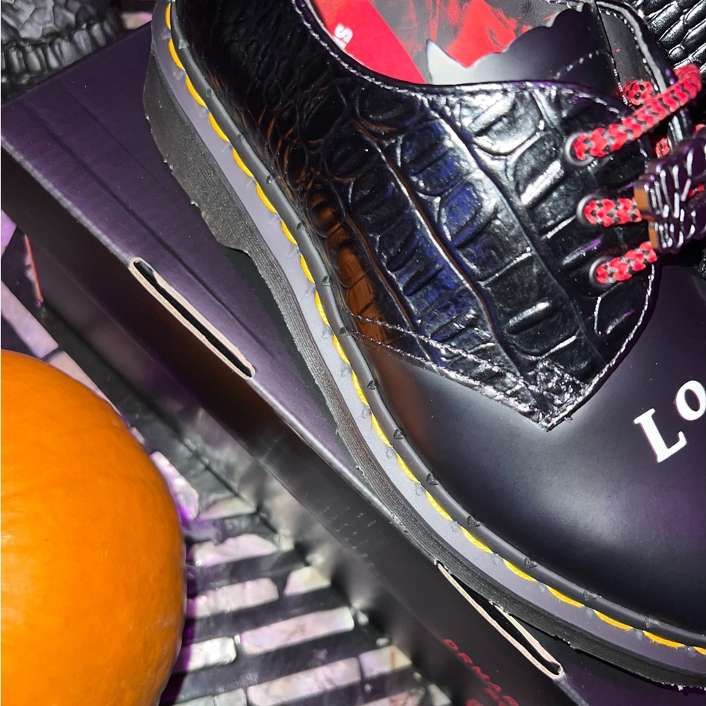 Dr. Martens Lost Boys Boots!❤️Limited Edition!🖤Doctor Martens!Womens 6, Men’s 4 - Picture 5 of 10